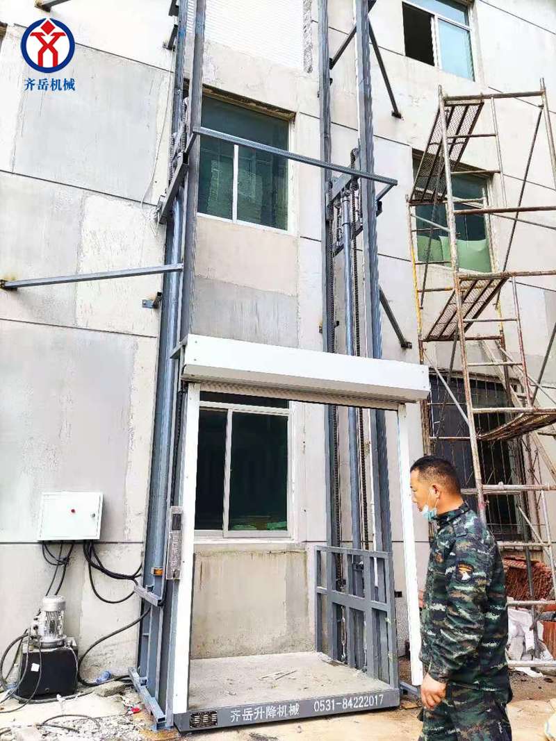 室外三层液压货梯安装现场