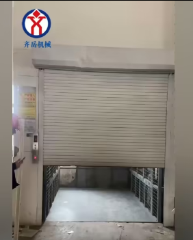 枣庄凯瑞化工集团承载2吨四停四站导轨式升降平台加装电动卷帘门案例